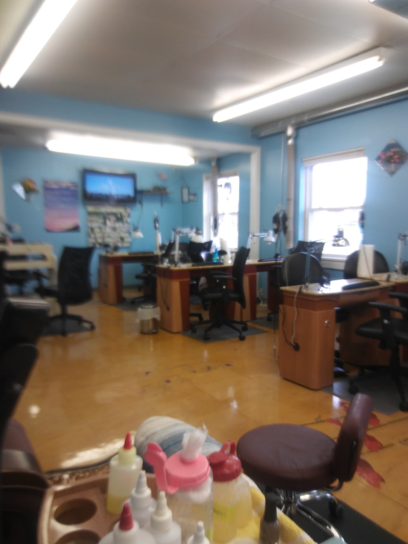 Foxy Nails in Redford Township